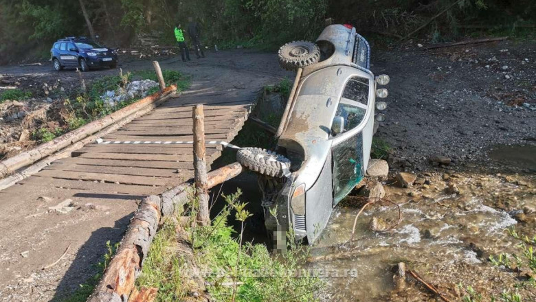 Mașină răsturnată în pârâu.