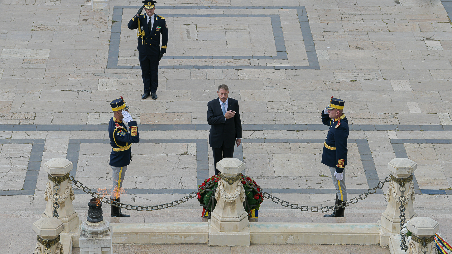 Klaus Iohannis, mesaj de Ziua Eroilor: Prin devotamentul și jertfa lor au fost apărate integritatea și libertatea țării