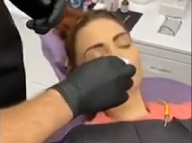 Femei desfigurate după operații estetice la mall sau coafor. Clientă: "Cei de la clinică mi-au spus: stai liniștită, nu ești singura"