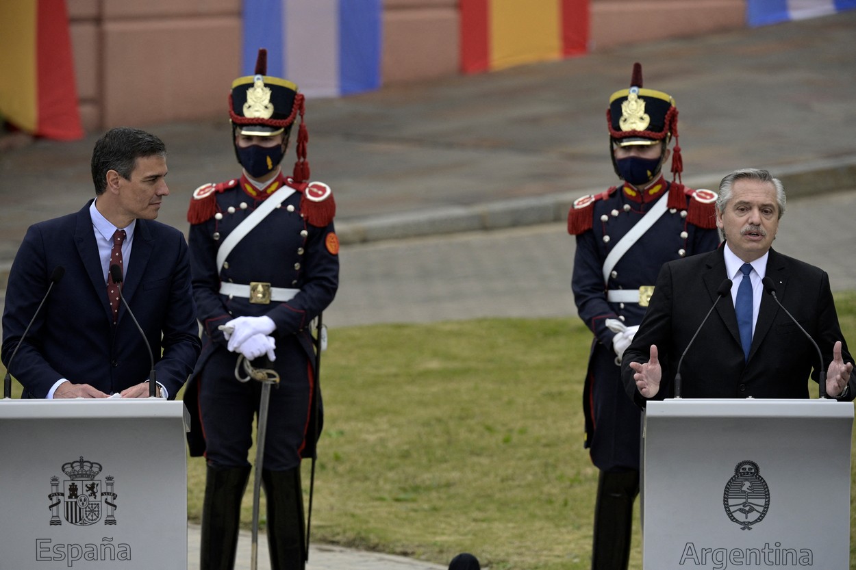 Președintele Argentinei a provocat un scandal după ce a spus că "brazilienii se trag din junglă"