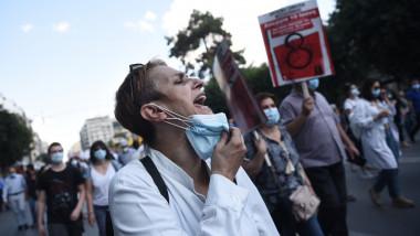 oameni pe strada la proteste in grecia