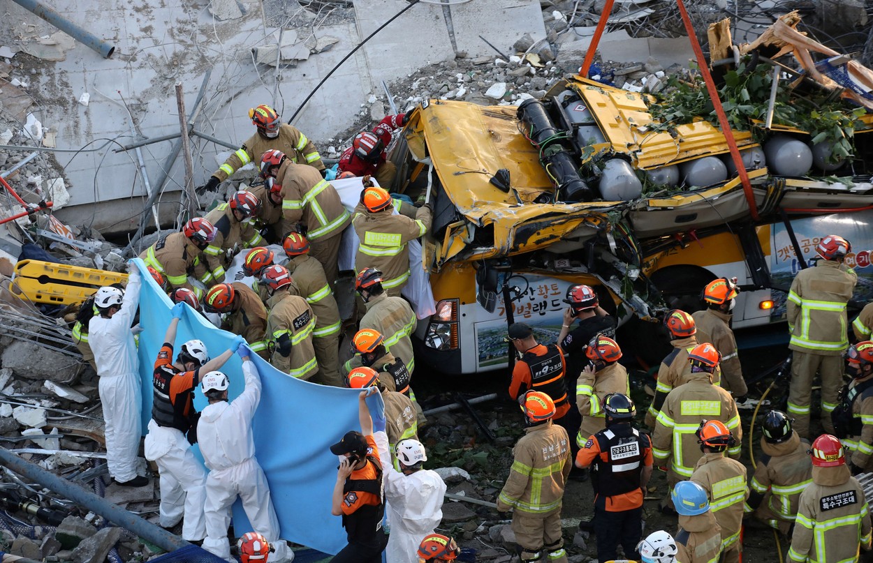 O clădire din Coreea de Sud s-a prăbușit peste un autobuz în timpul demolării, ucigând 9 oameni și rănind 25