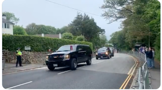 Jurnaliștii britanici se amuză de coloana președintelui Joe Biden, care merge pe contrasens în Anglia. Circulația era închisă VIDEO