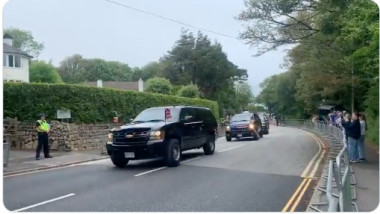 Coloana președintelui Joe Biden, filmată circulând pe partea dreaptă a drumului în Anglia.