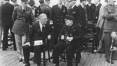 Președintele SUA Franklin D. Roosevelt și prim-ministrul britanic Winston Churchill semneaza carta atlanticului