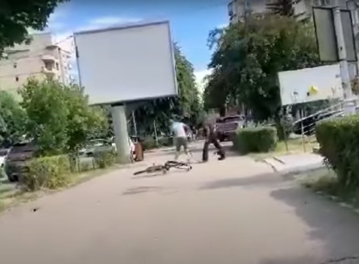 Câțiva martori filmează un atac cu cuțitul în centrul Devei, dar nu intervin: „Dar ce bine dă la barbă/ Mai dă-i, dă-i în spate”