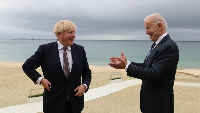 Boris Johnson si Joe Biden pe plaja, inainte de summitul g7