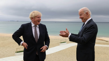 Boris Johnson si Joe Biden pe plaja, inainte de summitul g7