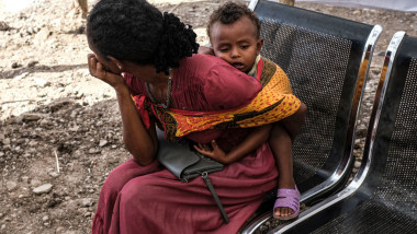 femeie cun un copil in spate in etiopia