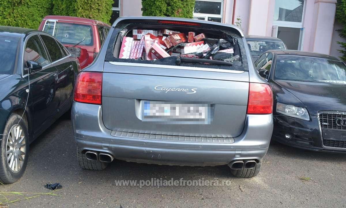 Un Porsche Cayenne plin cu țigări de contrabandă, oprit de polițiștii de frontieră abia după ce i-au găurit roțile