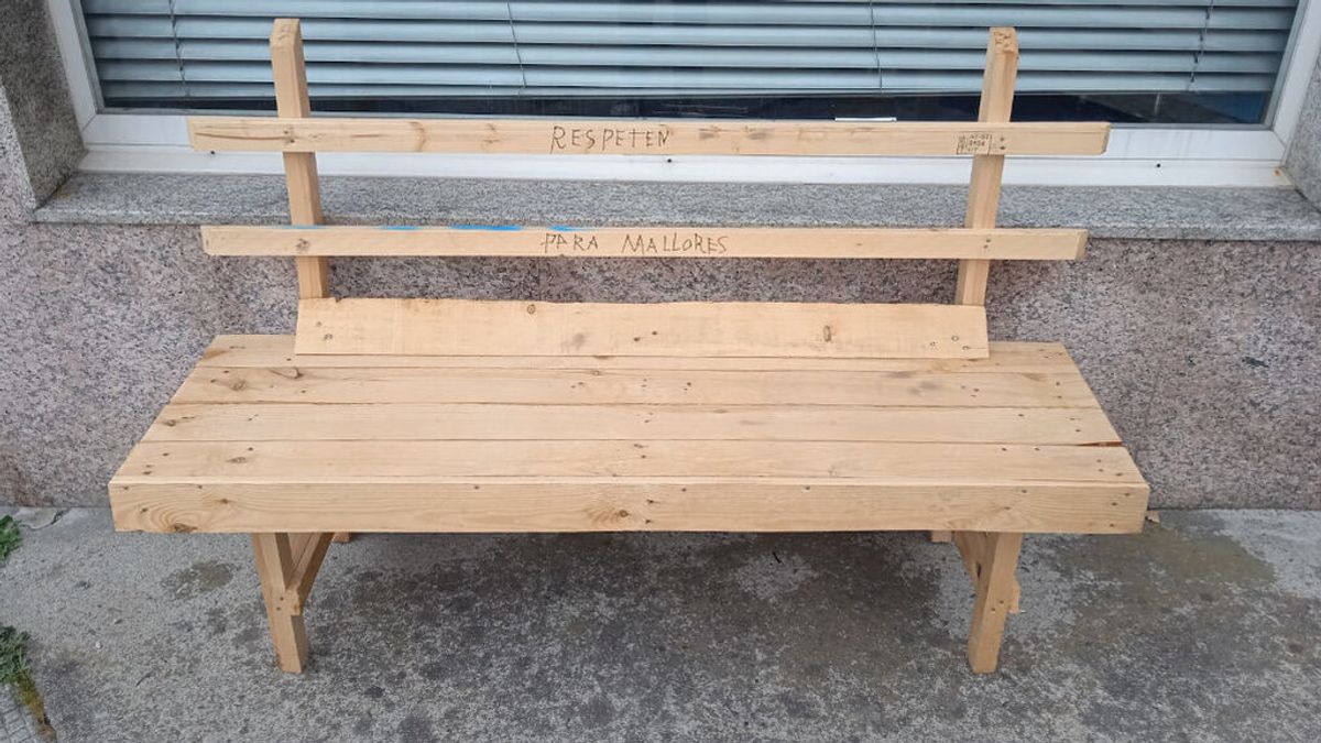 Un bătrân din Spania a construit o bancă pentru soția lui care suferă de artrită, după ce autoritățile nu l-au ajutat