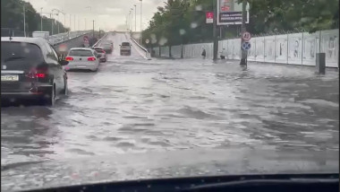 strada inundata masini