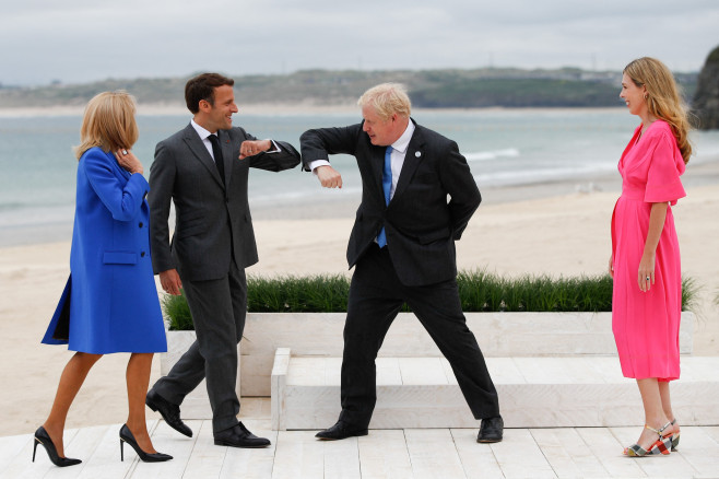 Emmanuel Macron și Boris Johnson se salută în modul obișnuit din perioada pandemiei.