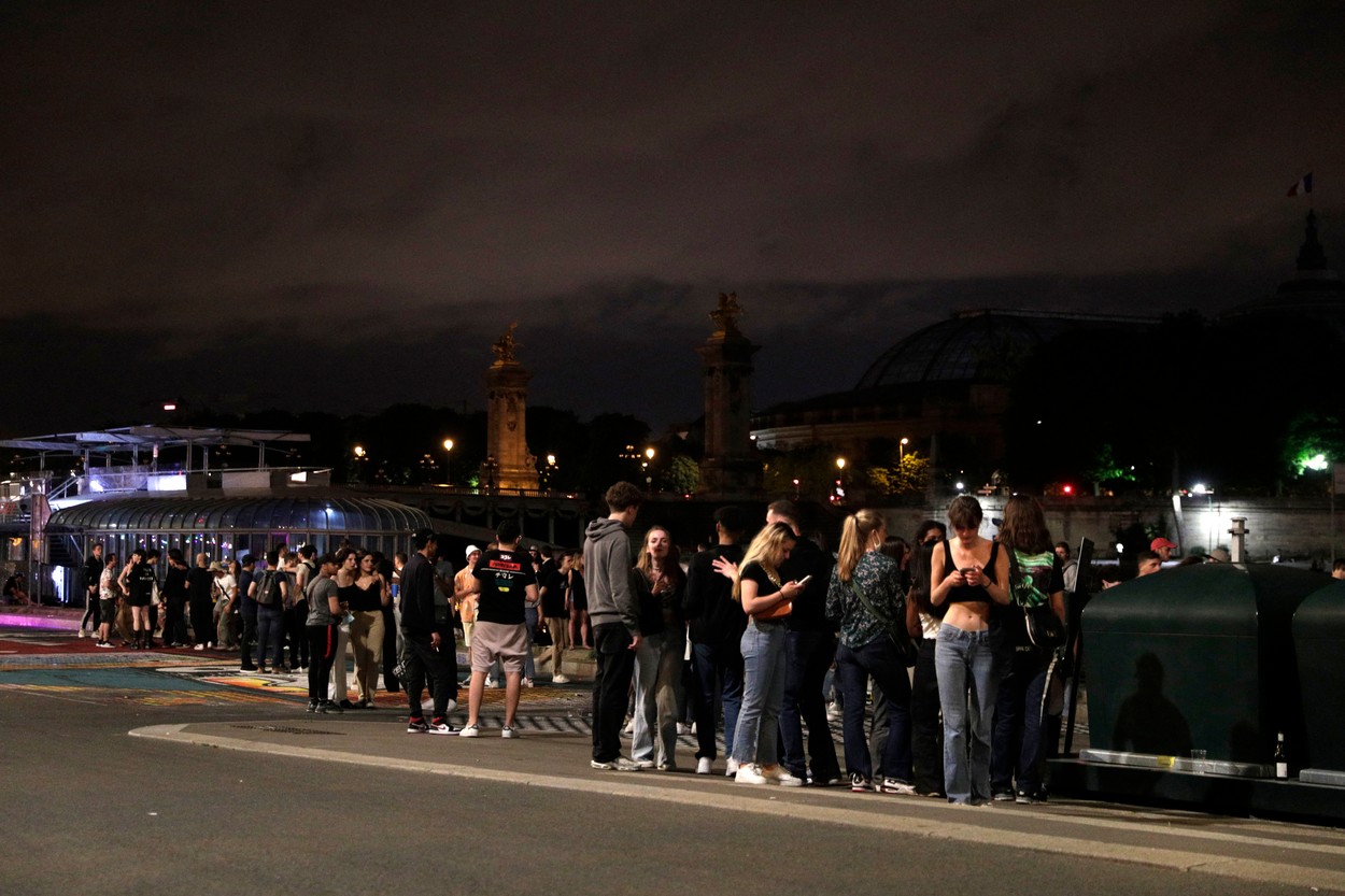 Petrecere în centrul Parisului, cu sute de tineri, în ciuda restricțiilor: Poliția ne-a dispersat, am văzut oameni surprinși de gaze