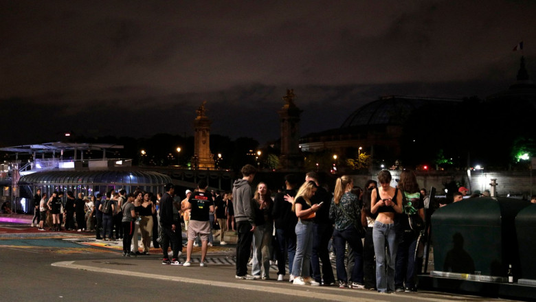 Sute de tineri s-au strâns pentru o petrecere în Paris,