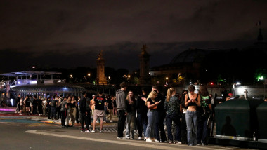 Sute de tineri s-au strâns pentru o petrecere în Paris,