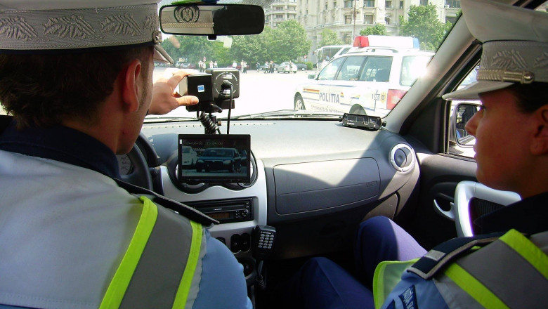 Un șofer a condus cu 152 de km/oră într-un cartier din Arad. Nu avea la el niciun document