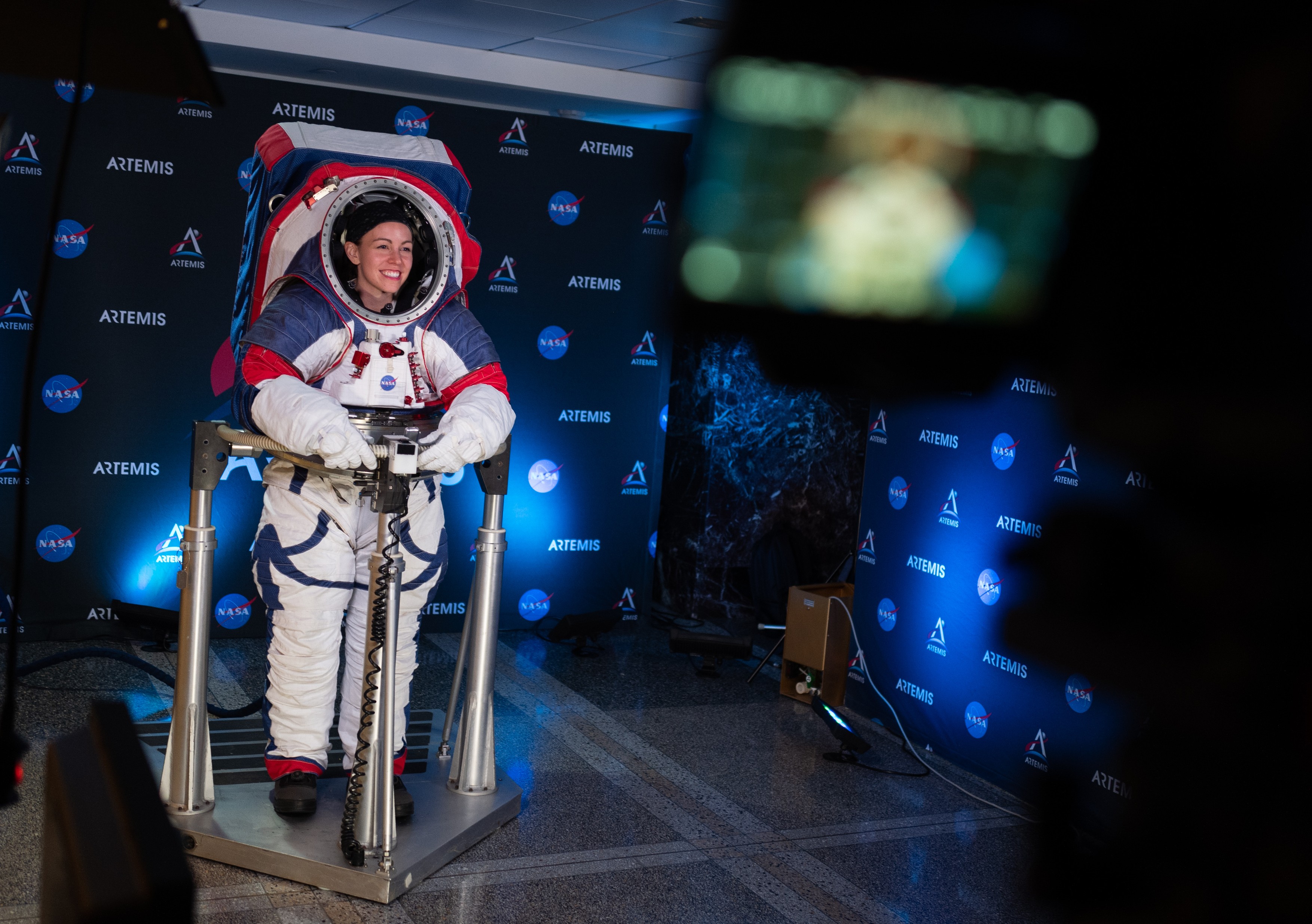 Cum vor arată noile costume proiectate de NASA pentru astronauţii care vor ajunge pe Lună în 2024