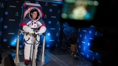 Noul costum NASA pentru astronauţii care vor ajunge pe Lună