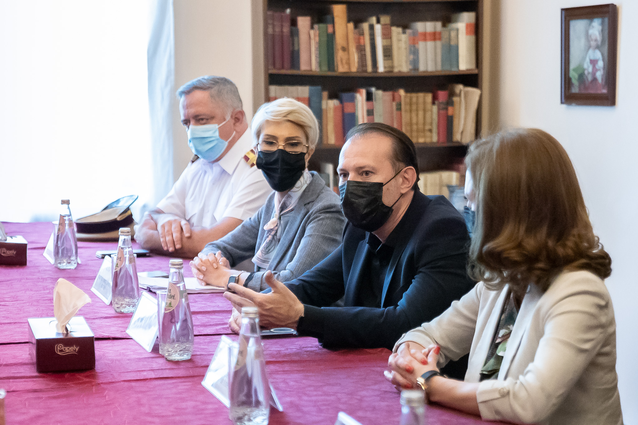 Florin Cîțu: Preoții vor să se implice în campania de vaccinare. Vor fi caravane locale, mai ales în mediul rural