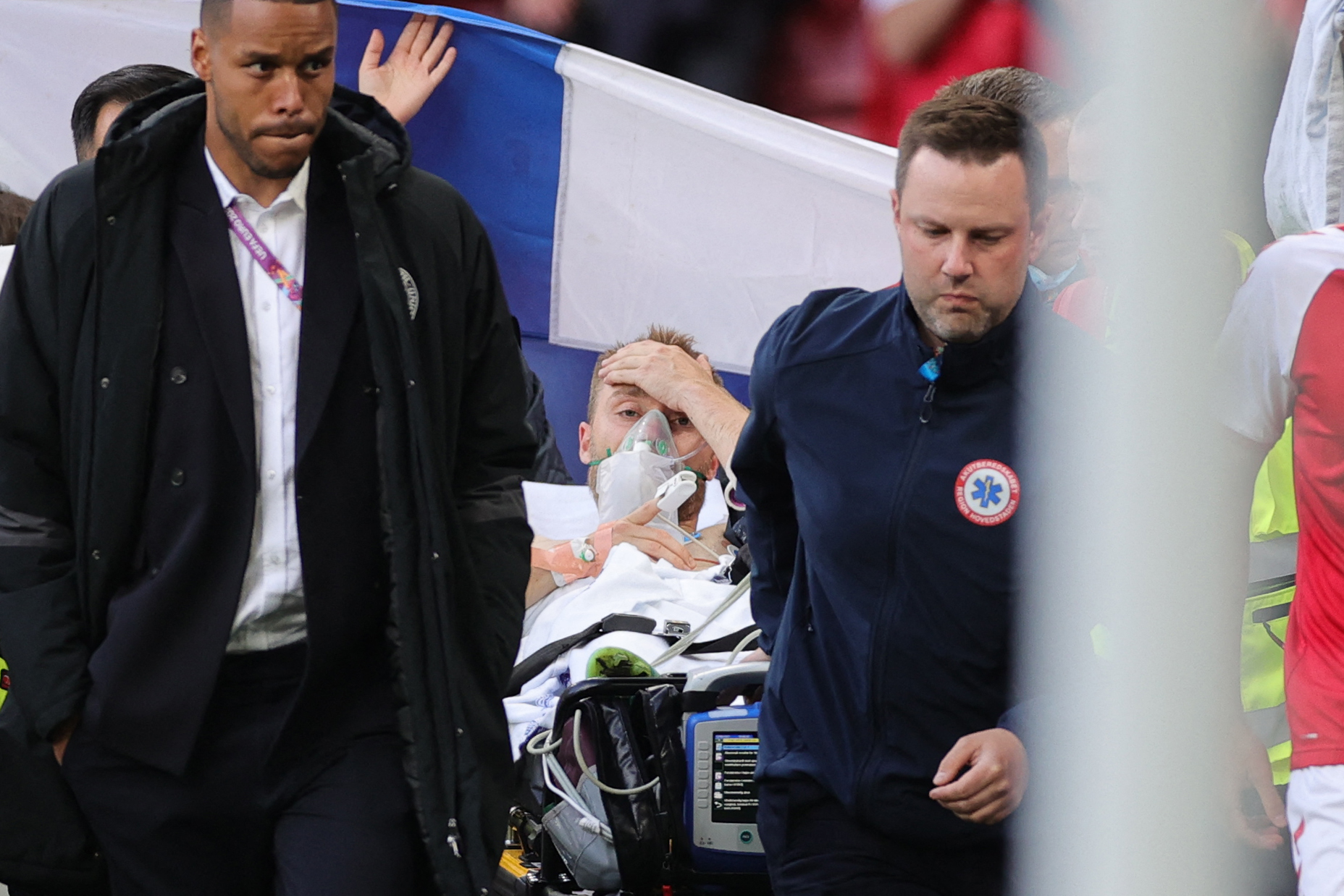 UPDATE Christian Eriksen și-a revenit și a fost dus la spital, după ce s-a prăbușit pe teren. Meciul Danemarca - Finlanda a fost reluat