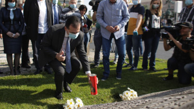 orban aprinde o candela in piata universitatii