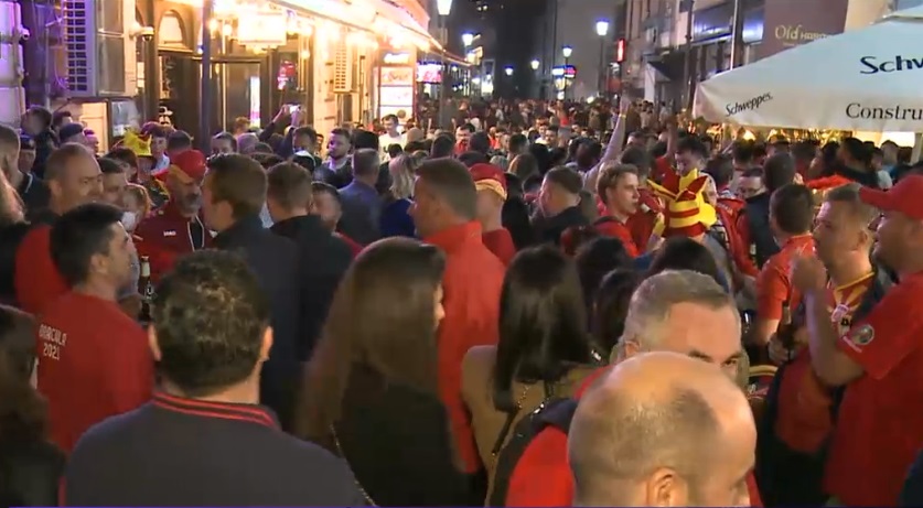 A fost atât de aglomerat în Centrul Vechi încât nu aveai unde să arunci un ac. Cine nu a prins loc în cluburi a dansat pe mese afară