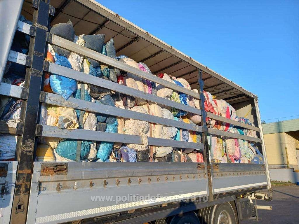 Peste 37 tone de deșeuri descoperite la frontieră în ultimele zile, între care haine și încălțăminte uzate aduse din Polonia