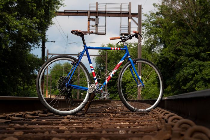 Joe Biden i-a făcut cadou lui Boris Johnson o bicicletă personalizată realizată în timp record și la preț redus