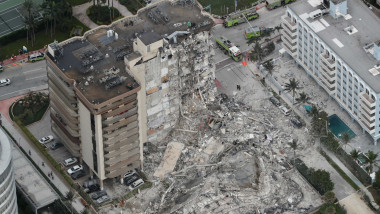 Ruinele clădirii cu 12 etaje prăbușite în Miami.