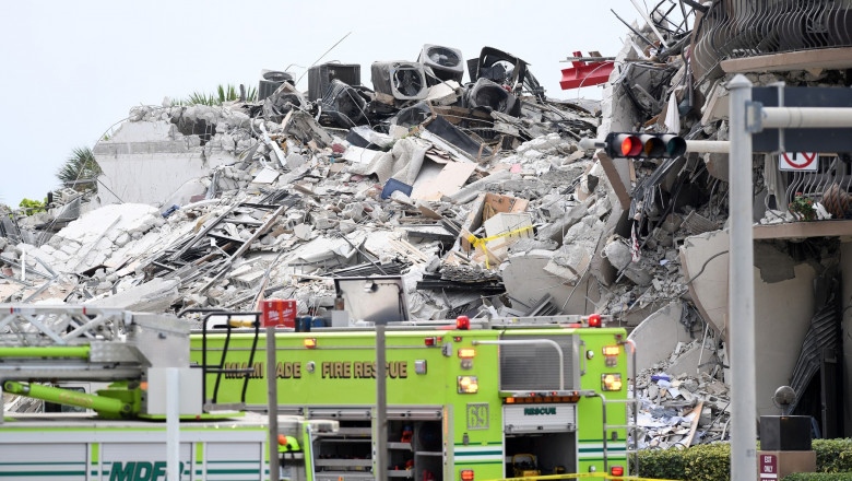 Ruinele clădirii cu 12 etaje prăbușite în Miami.