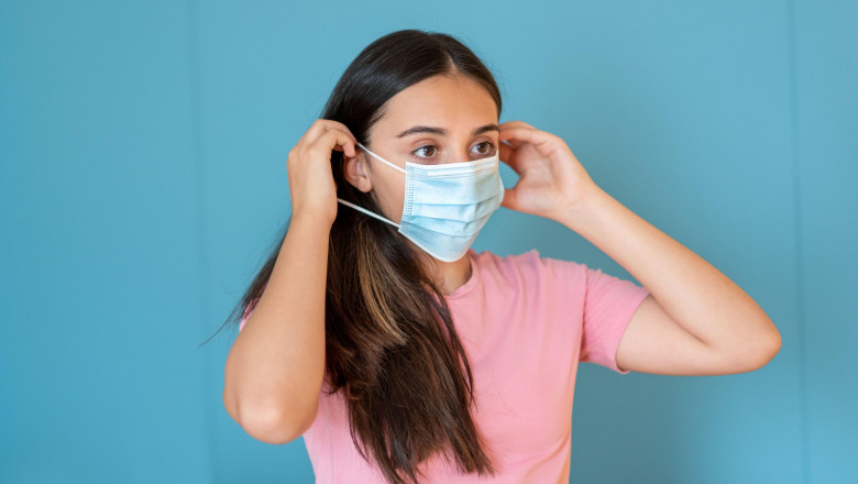 O femeie poartă mască pentru a se proteja de infectarea cu Covid-19