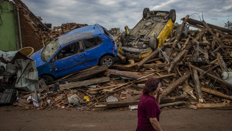 Distrugeri lăsate în urmă de o tornadă, în Cehia.