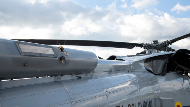 Urme de gloanțe pe elicopterul președintelui Columbiei.