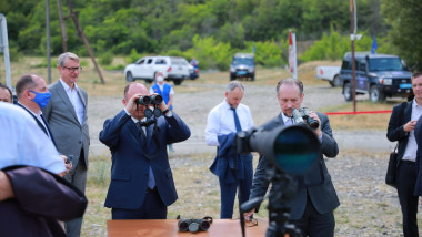Ministrul Bogdan Aurescu se uita prin binoclu in timpul vizitei in Georgia la misiunea UE de monitorizare a Liniei de Demarcatie
