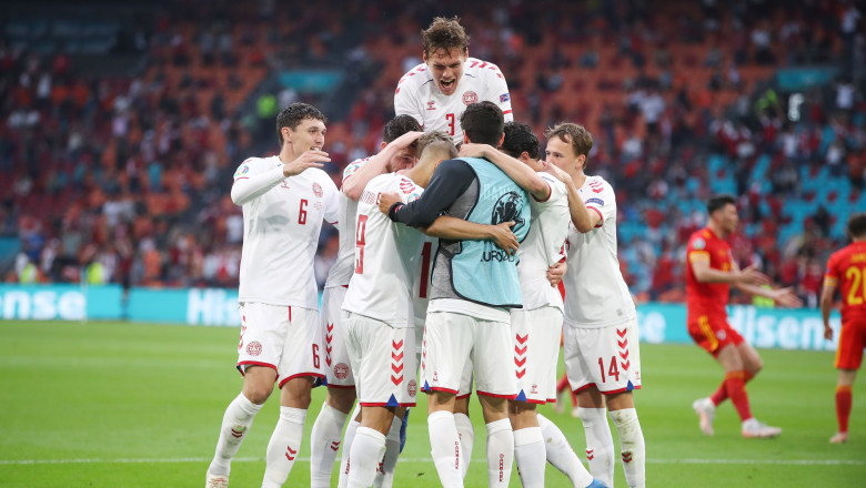 jucatori danezi se bucura dupa inscrierea unui gol in partida cu tara galilor din optimile euro 2020