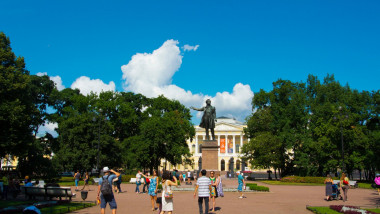 Oameni pe strada în Sankt Petersburg