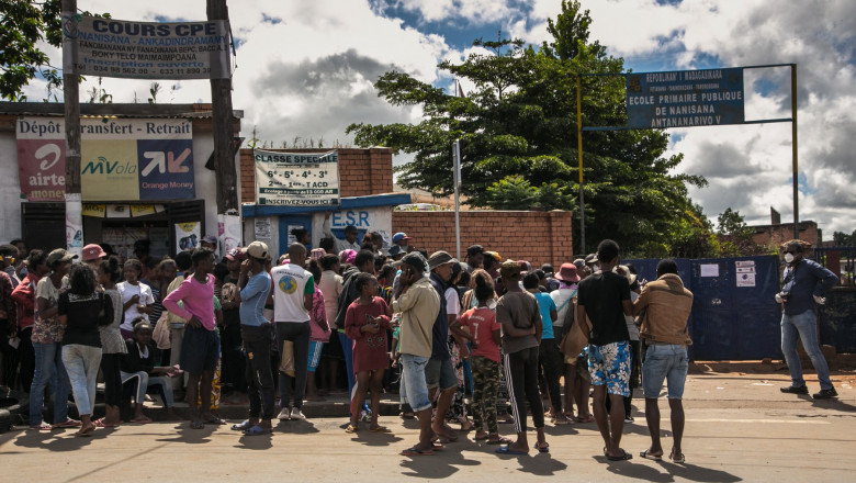 Coadă la alimente cu prețuri mici în Madagascar