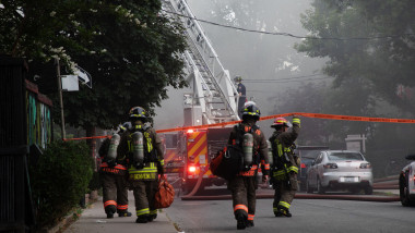 Pompierii canadieni intervin la stingerea unui incendiu.