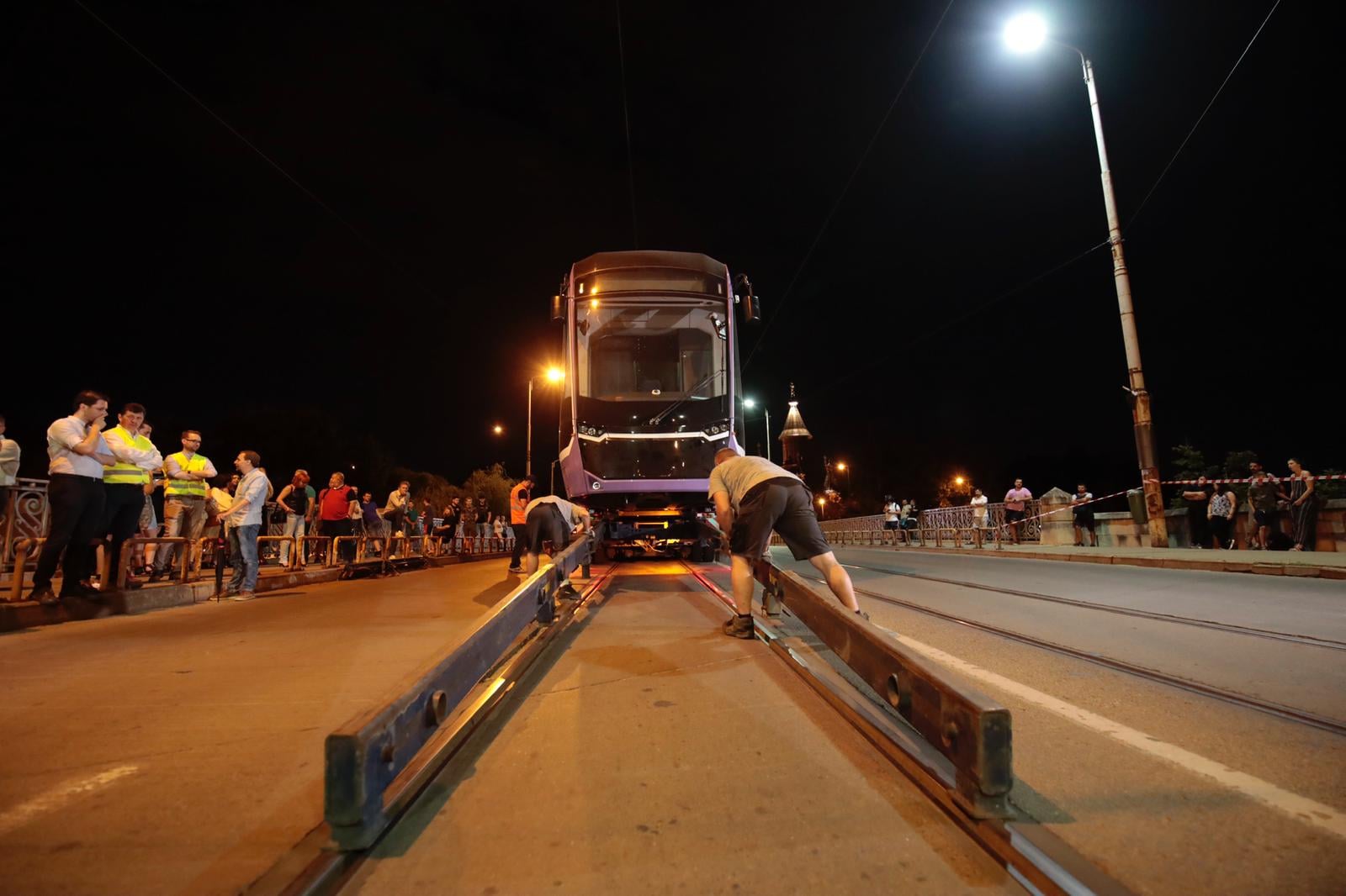Un bărbat a murit după ce s-a prins de un tramvai aflat în mers și a căzut sub roțile lui