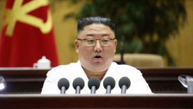 Kim-Jong-un, îmbrăcat în alb, la un pupitru