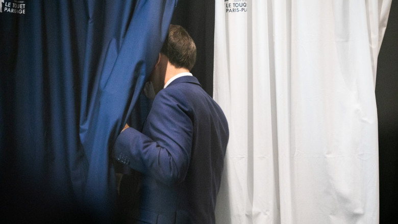 Emmanuel Macron intră în cabina de vot