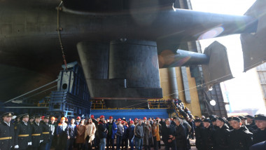 oficiali stransi la ceremonia de testare a submarinului rusesc