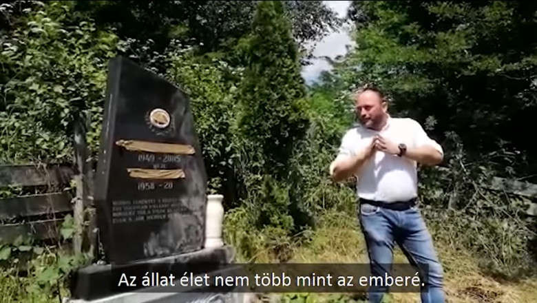 Primarul Szilveszter Attila, lângă mormântul unde spune că un urs a făcut stricăciun