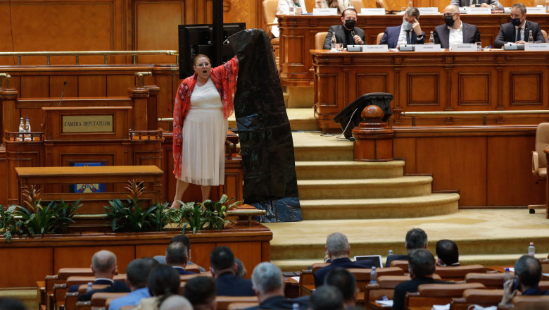 diana sosoaca in plenul parlamentului tine in mana un sac de plastic pentru cadavre si tipa