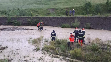 pompieri de la ISU intervin pentru salvarea oamenilor izolati de inundatii