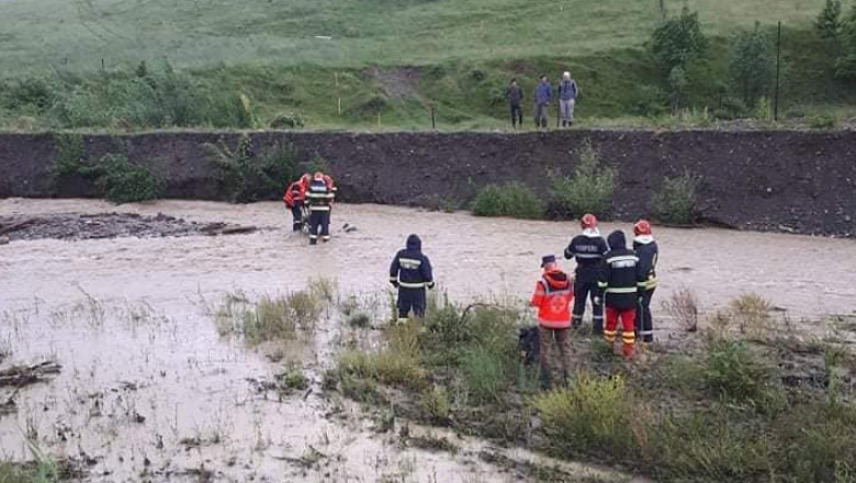 pompieri de la ISU intervin pentru salvarea oamenilor izolati de inundatii