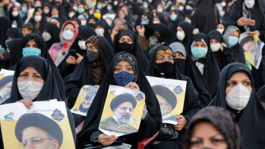 femei din iran, cu burka negre, poarta tablouri cu noul presedinte raisi
