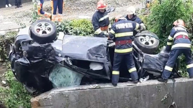 Mașină dinstrusă în accident.