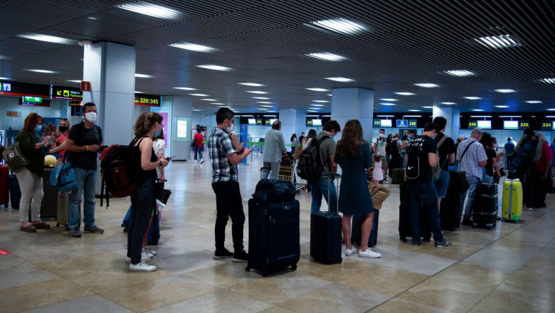 Turiști pe Aeroportul Baraj din Spania.